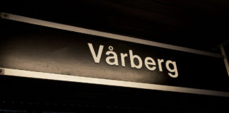 Vårberg stationsskylt