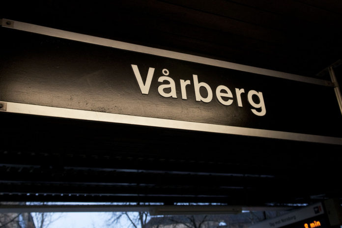 Vårberg stationsskylt