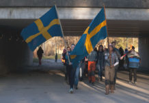 Gustaf Vasa scoutkår i fackeltåg från Bredängskyrkan för att tända majbrasa i Bredäng Gustaf Vasa