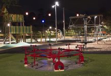 Flygplansparken i Bredäng med magiskt ljus som skapar coolaste lekparken i Sthlm Flygplansparken i Bredäng