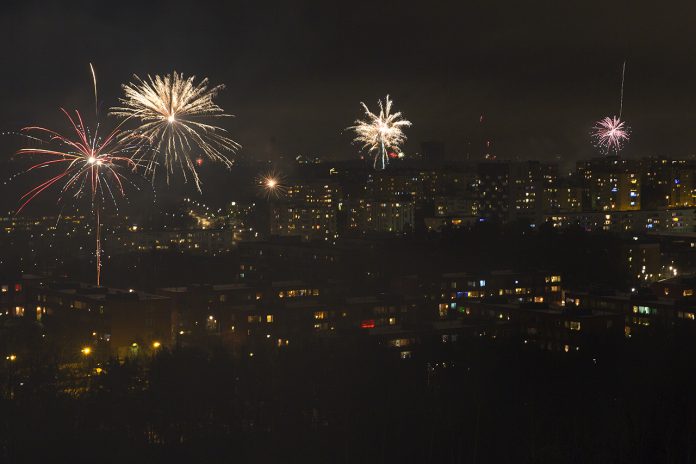 Nyårsfyrverkeri sett från Vårbergstoppen