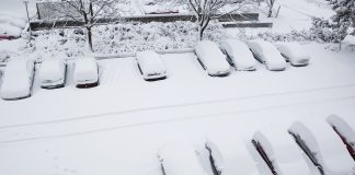 Insnöade bilder parkering Vita Liljans Väg