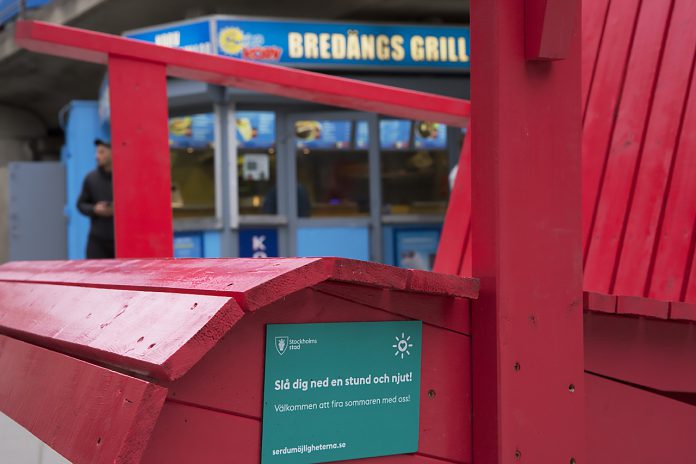 Skylt på stol i Bredängs Centrum