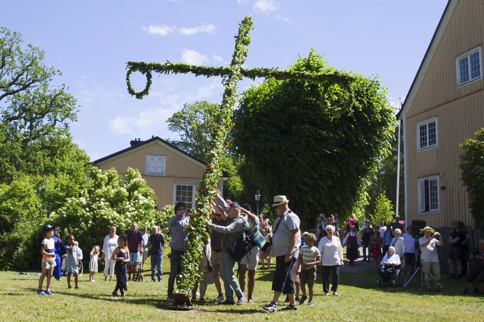 Midsommarfirande på Jakobsbergs Gård