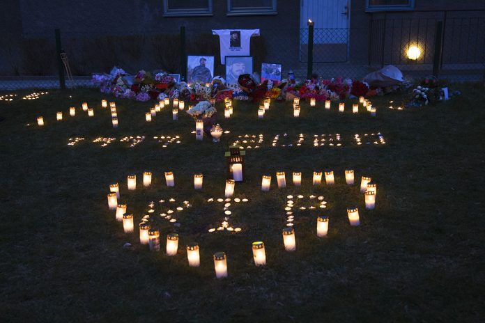 Ljusmanifestation för Salayev Ljusmanifestation för den hittills yngsta avlidna i Corona