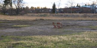 Ett bord och ett par stolar i Kyrkgropen